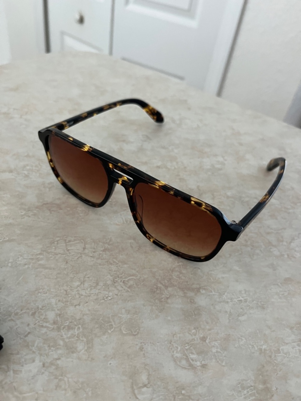 Quay Australia Tortoise Shell Sunglasses with Brown Gradient Lenses like new - Picture 8 of 9